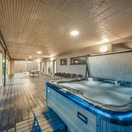 Villa Joutsenranta By The Lake Incl Wifi, Terrace, Jacuzzi For Extra Fee וילה